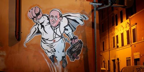 Papa: cancellato per decoro ambientale murales "supereroe"